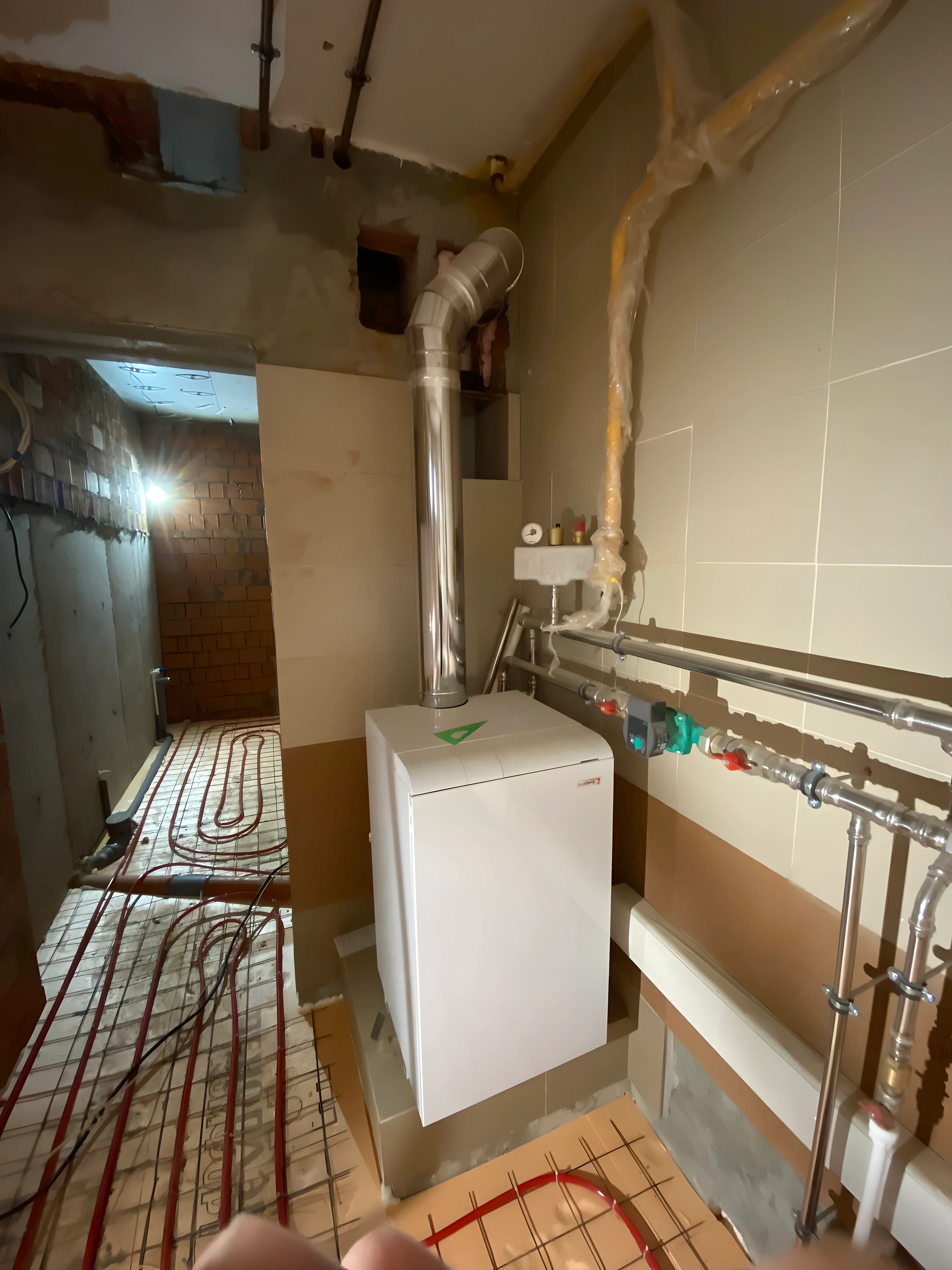 установка напольного газового котла в котельной - Простое тепло